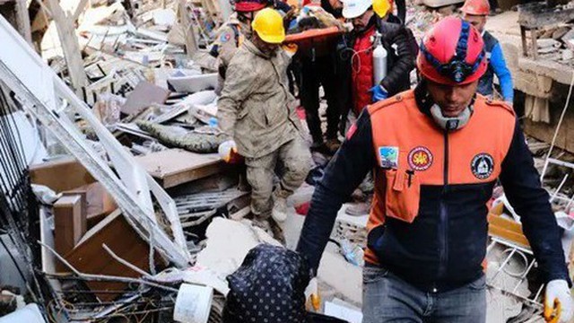 Động đất ở Thổ Nhĩ Kỳ: Nữ sinh 16 tuổi, bé 2 tuổi được giải cứu sau 80 giờ mắc kẹt dưới đống đổ nát