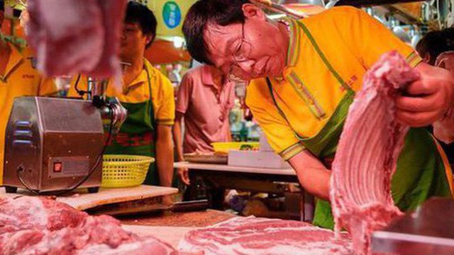 Giấu bằng đại học danh giá, người đàn ông đi bán thịt lợn trở thành tỷ phú: Từng bị mỉa mai là vết nhơ của trường cũ, 20 năm sau khiến người đời nhìn bằng con mắt khác