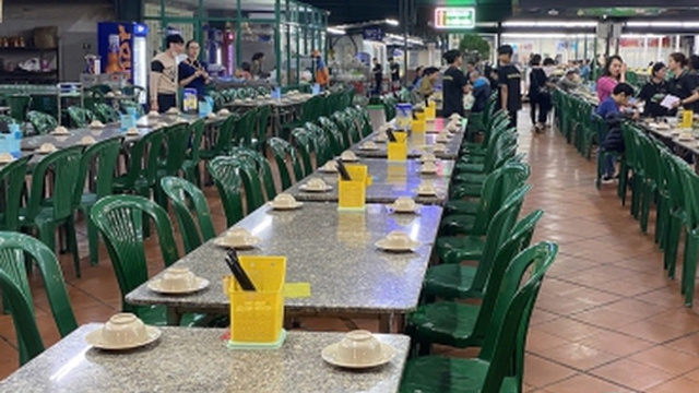 Hà Nội: Quán bia vắng hoe vì khách sợ bị phạt nồng độ cồn, chủ quán 'méo mặt'