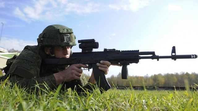 Nga đưa lô súng trường tấn công AK-12 mới điều chỉnh tới chiến trường Ukraine