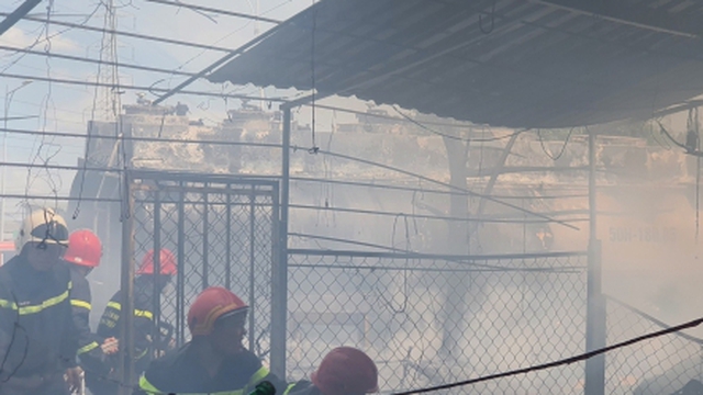 Xe bồn chở xăng bốc cháy, lan sang nhà dân ở TP.HCM