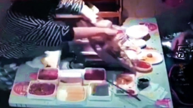 Đòi xem điện thoại không được, cô gái tạt cả nồi lẩu vào mặt bạn trai