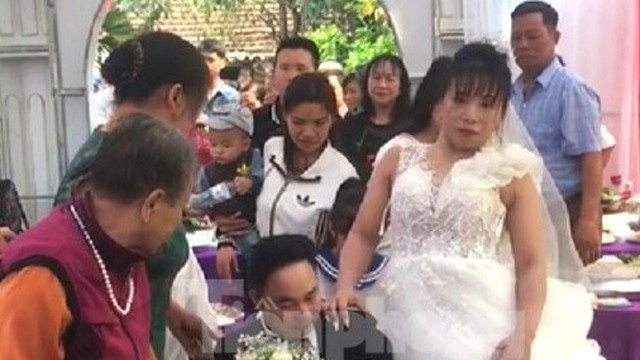 Đám cưới cổ tích của chú rể ‘hạt tiêu’ và cô dâu khiếm khuyết khiến nhiều người xúc động