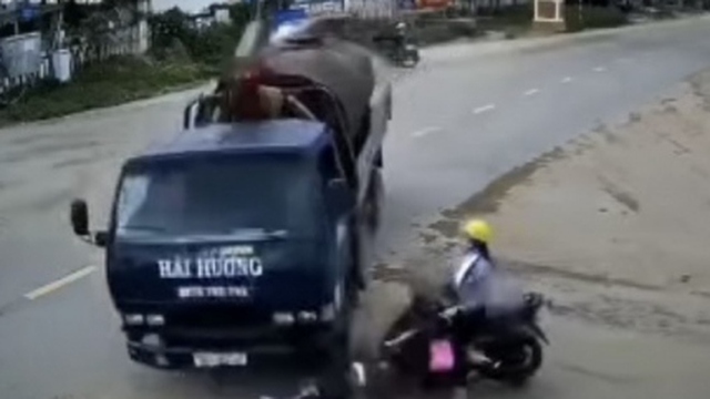 Xe cẩu tông xe đạp điện khiến 2 học sinh lớp 6 tử vong và bị thương