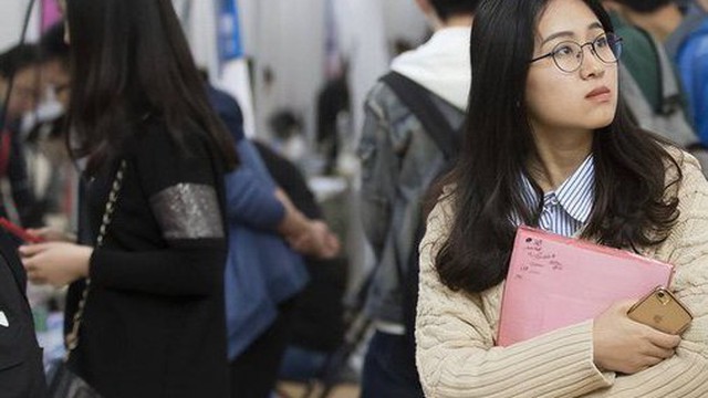 Nhiều sinh viên sau khi tốt nghiệp đại học "thà làm bảo vệ, đi nuôi lợn" còn hơn làm đúng ngành nghề: Lý do gây sốc!