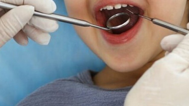 Bé trai 9 tuổi đau răng phát khóc, nào ngờ bố làm điều ai cũng sợ