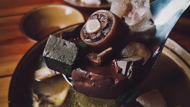 5 món ăn hàng đầu của Việt Nam khiến cặp đôi nước ngoài mê mẩn: Món cuối chỉ dành cho người thích ăn cay