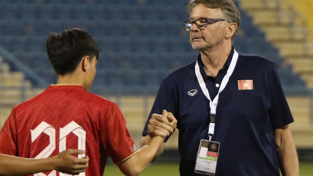 Đằng sau cảnh bét bảng của U23 Việt Nam là điểm yếu “trí mạng” sẽ làm HLV Troussier lo ngay ngáy