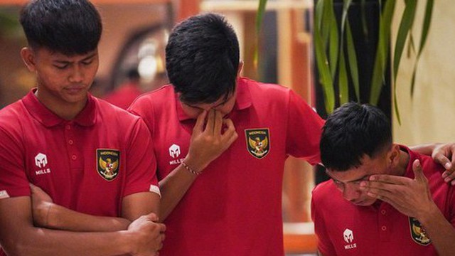 Cầu thủ U20 Indonesia cúi mặt khóc khi biết tin mất quyền chủ nhà U20 World Cup 2023