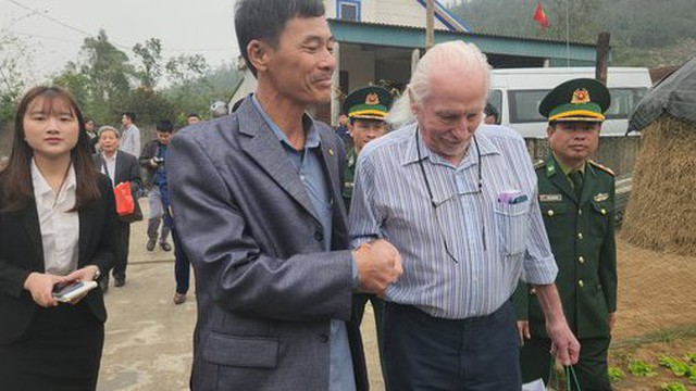 Cựu binh Mỹ trao trả cuốn nhật ký cho gia đình liệt sĩ Cao Văn Tuất