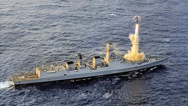 Hải quân Ấn Độ phóng thử thành công tên lửa siêu thanh BrahMos