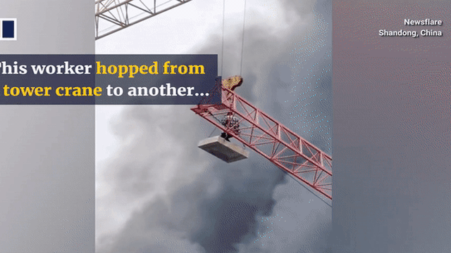 Thót tim với màn giải cứu anh công nhân lơ lửng sát đám cháy lớn