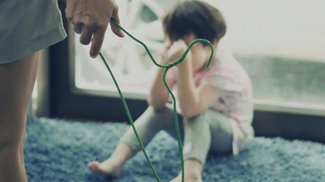 Khởi tố mẹ kế đánh con chồng với hơn 20 vết bầm trên cơ thể