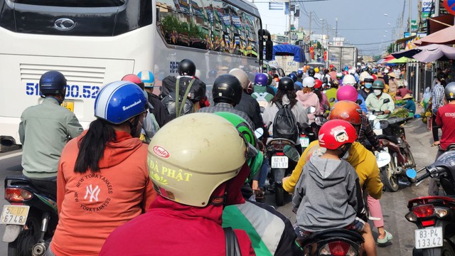 TP Hồ Chí Minh: Sáng 29/4, cửa ngõ miền Tây kẹt xe kéo dài