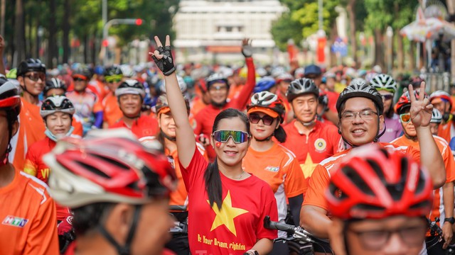 2.000 người dân TPHCM đạp xe diễu hành mừng đại lễ 30/4