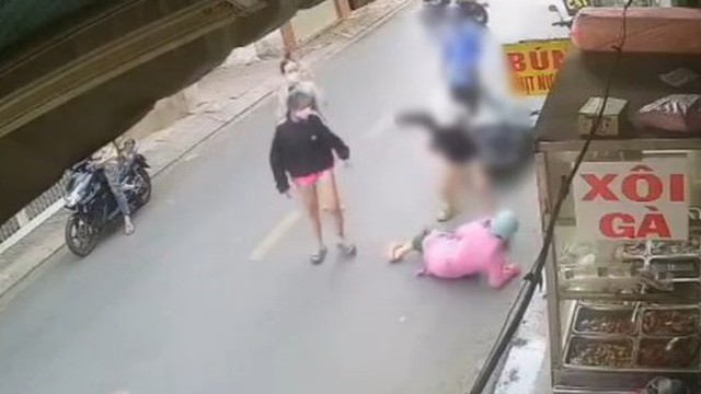 Mở khẩu trang để chứng minh không "giật chồng", cô gái vẫn bị đánh tới tấp