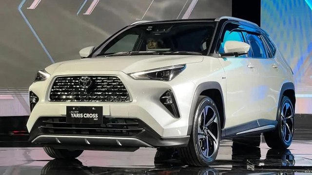 Ra mắt Toyota Yaris Cross 2023: Giá quy đổi từ hơn 550 triệu đồng, về Việt Nam sẽ làm khó Seltos, Creta