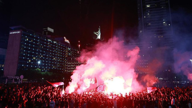 CĐV Indonesia thi nhau đốt pháo sáng; trang của LĐBĐ Thái Lan phải khóa bình luận sau trận chung kết 9 thẻ đỏ