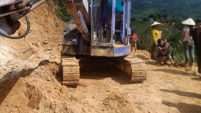 Xe máy múc tông bé 8 tuổi tử vong