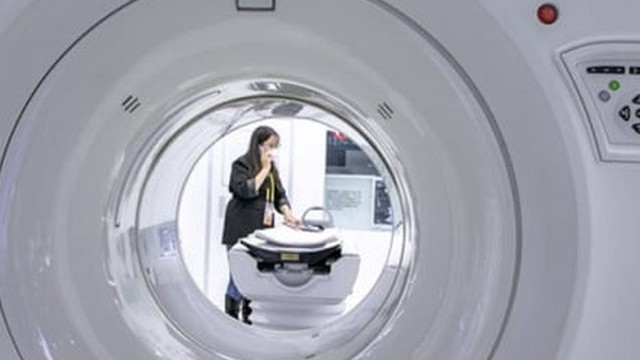 Cô gái sợ hãi tột độ khi bị bác sĩ bỏ quên trong máy chụp cộng hưởng từ