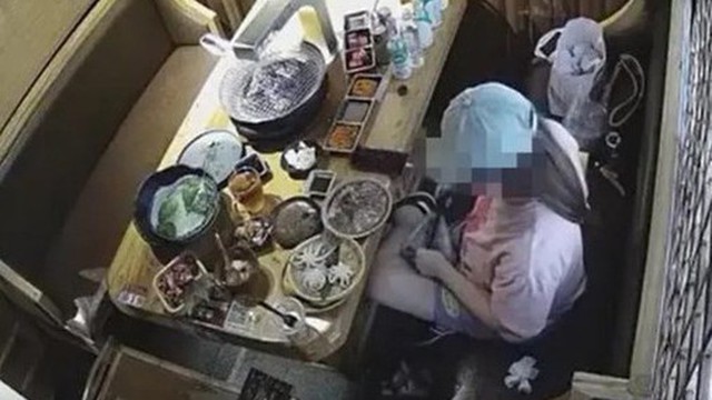 Thấy khách liên tục quay lại ăn, nhà hàng buffet lập tức vạch trần hành vi phản cảm của khách qua camera