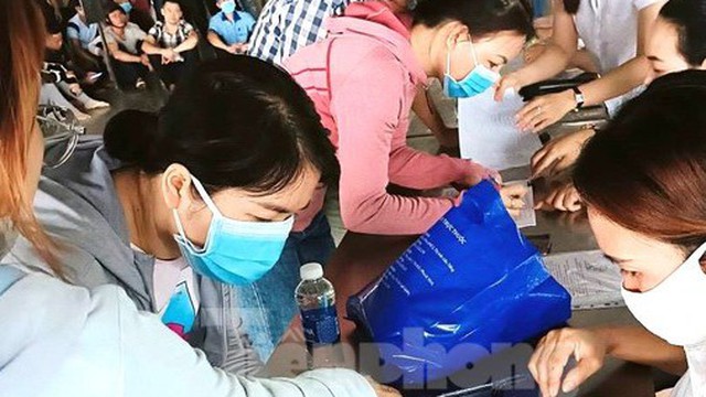 Hàng trăm công nhân xếp hàng nhận tiền... thất nghiệp