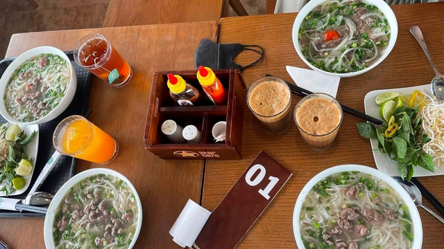 Cốc trà hơn 100.000 đồng, bát phở hơn 200.000 đồng tại sân bay lại gây tranh cãi