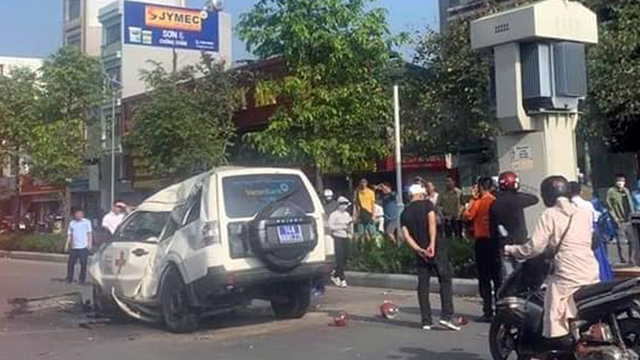 Đằng sau những bức ảnh TNGT: Mitsubishi Pajero mất lái leo vỉa hè đâm vào trụ điện