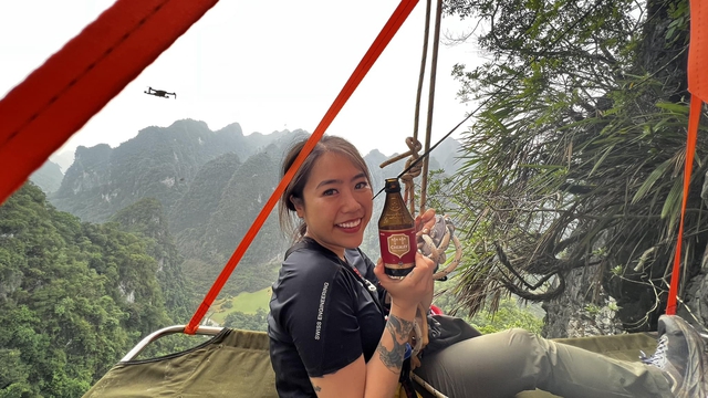 Cô gái "treo dây" ngủ trên vách đá ở Lạng Sơn: "Không ngờ có ngày mình được trải nghiệm điều này ngay tại Việt Nam"