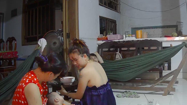 Mẹ bỉm sữa rơi nước mắt khi chứng kiến hành động của mẹ chồng cùng chồng lúc 3 giờ sáng