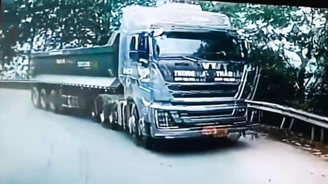 Công an, Thanh tra giao thông vào cuộc vụ xe tải lấn làn 'uy hiếp' xe khách ở Lào Cai