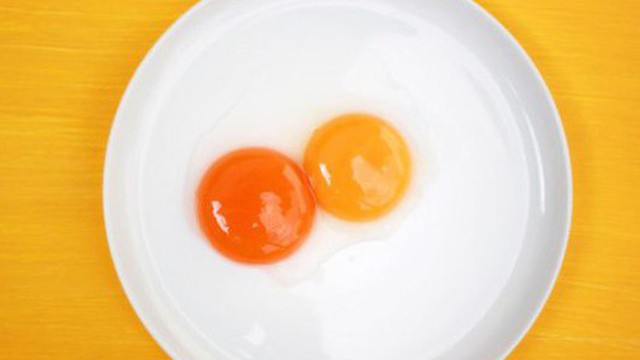 Có phải lòng đỏ trứng gà càng sẫm màu càng bổ dưỡng?