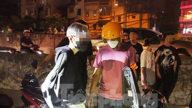 Cảnh sát 141 hóa trang truy quét nhóm thanh niên nẹt pô ở Nhà hát Lớn