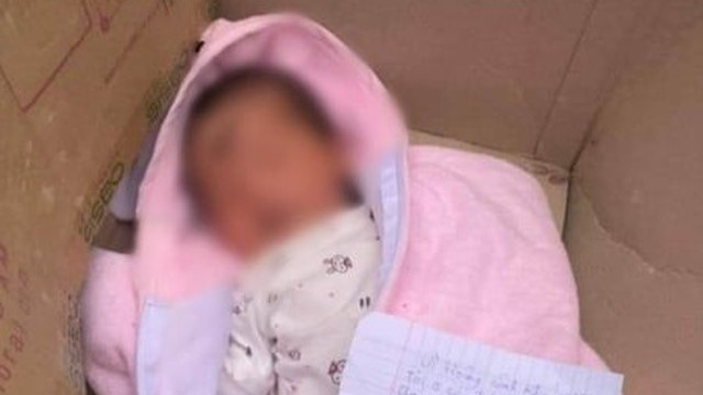 Bé trai sơ sinh bị bỏ rơi gần nhà máy gạch kèm mẩu giấy 'nhờ người nuôi giùm'