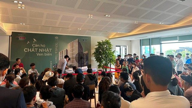 Một dự án chung cư tại Đà Nẵng khiến 200 khách phải xếp hàng từ 5 giờ sáng đăng ký mua, vì sao?