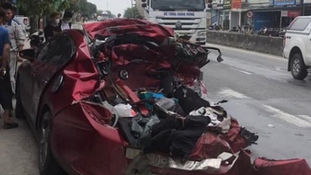 Hiện trường kinh hoàng ô tô Mazda 3 bị xe tải tông nát khi dừng đèn đỏ