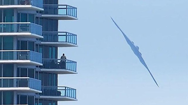 Video B-2 Spirit gây ngạc nhiên khi lướt qua cao ốc như chim