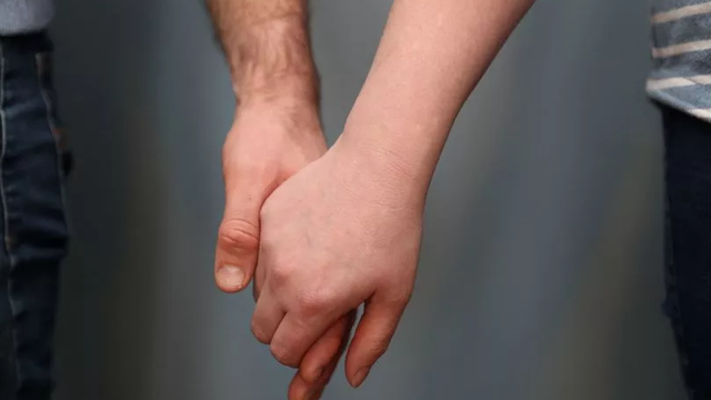 Người đàn ông đau đớn và day dứt khi phát hiện ra thân thế thật sự của vợ
