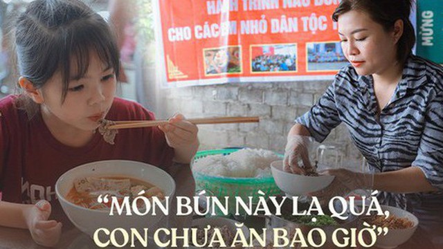 Thương lắm khoảnh khắc những em bé vùng cao được ăn tô bún ngon lành của nhóm từ thiện