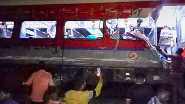 Nạn nhân sống sót trong tai nạn 3 tàu đâm vào nhau ở Ấn Độ: 15 người đè lên tôi