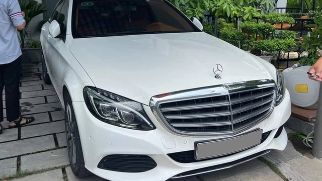 Mercedes C 250 độ kỳ công bán lại chưa đến 900 triệu, dân tình nhận xét: ‘Nhìn nội thất hết muốn lên xe’