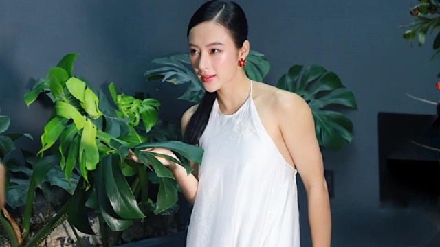 Angela Phương Trinh diện váy yếm khoe bờ vai rắn chắc và cơ tay cuồn cuộn