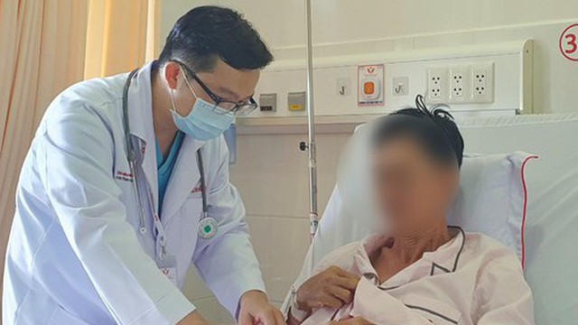Ngã gục trên đường đi làm về, ngưng thở