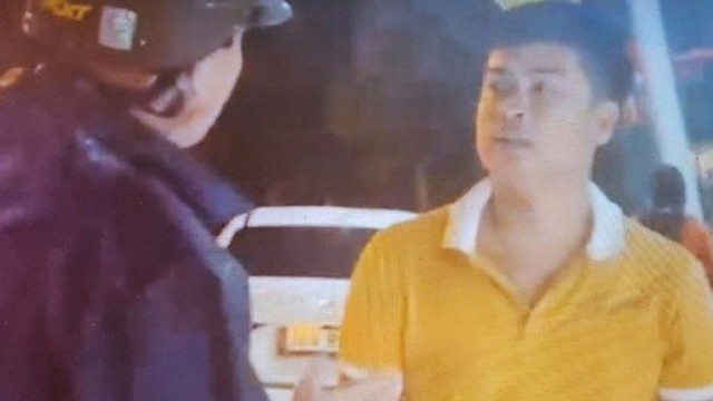 Bị nhắc nhở, người đàn ông dùng dùi cui điện tấn công lực lượng an ninh sân bay