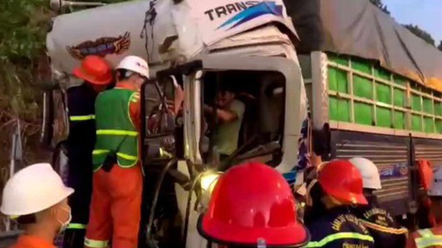 CLIP: Giải cứu tài xế mắc kẹt trong cabin gần hầm Hải Vân