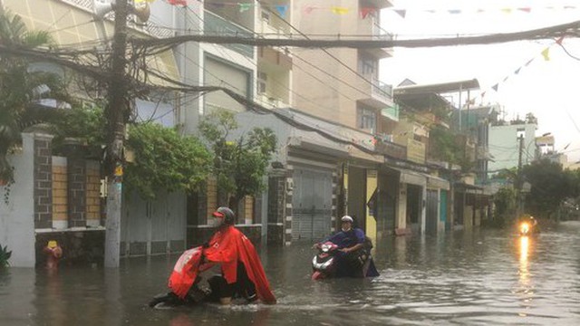 Nhiều tuyến đường TPHCM hóa sông sau mưa lớn, người dân vật vã chạy ngập