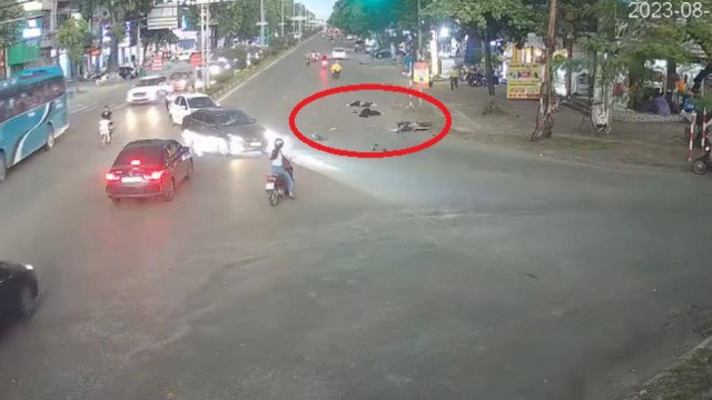 Chạy xe tốc độ cao qua ngã tư, thanh niên đối đầu ô tô, 19 giây kinh hoàng