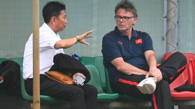 Giải đấu kỳ lạ trên đất Campuchia, món quà cho thầy Park và quà gì cho HLV Troussier?