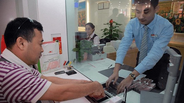 Ra ngân hàng rút tiền thì bị "lẫn" cả tiền giả, người đàn ông Trung Quốc tá hỏa mang đi kiểm tra: Sai lầm ở bước nào?