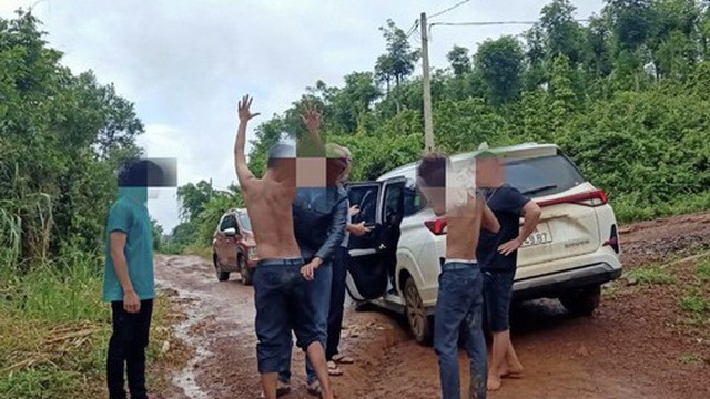 Người đàn ông nhanh chân chạy thoát nhóm bắt giữ người trái pháp luật